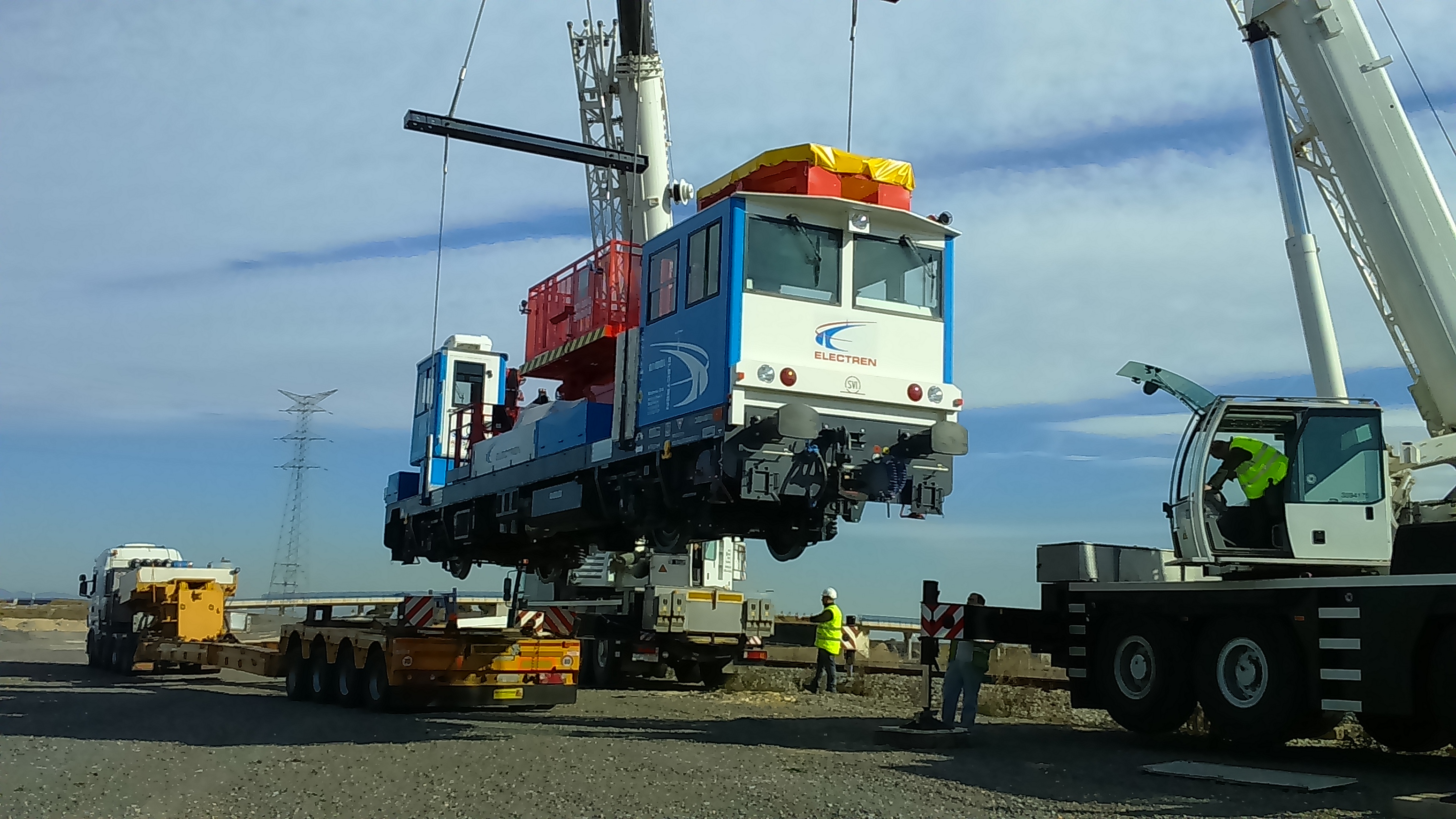 Voiture de train soutenue par une grue