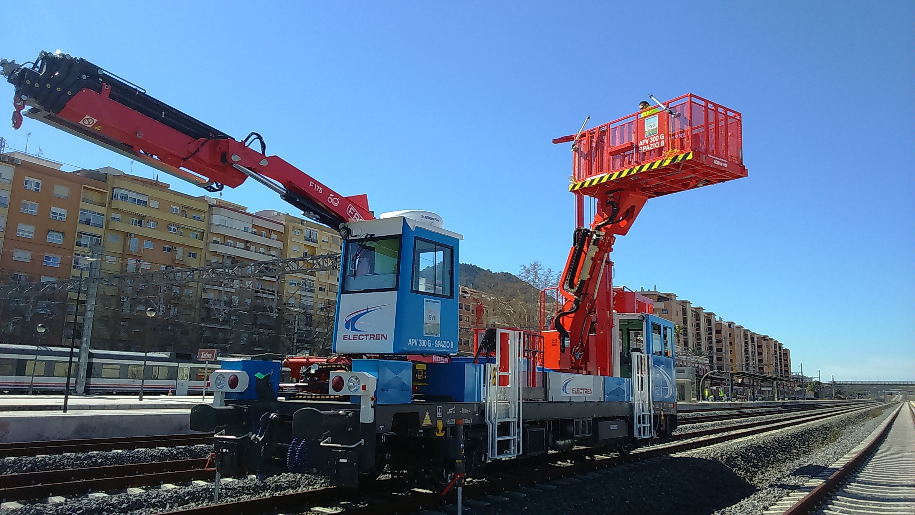 Train avec ascenseur sur la voie