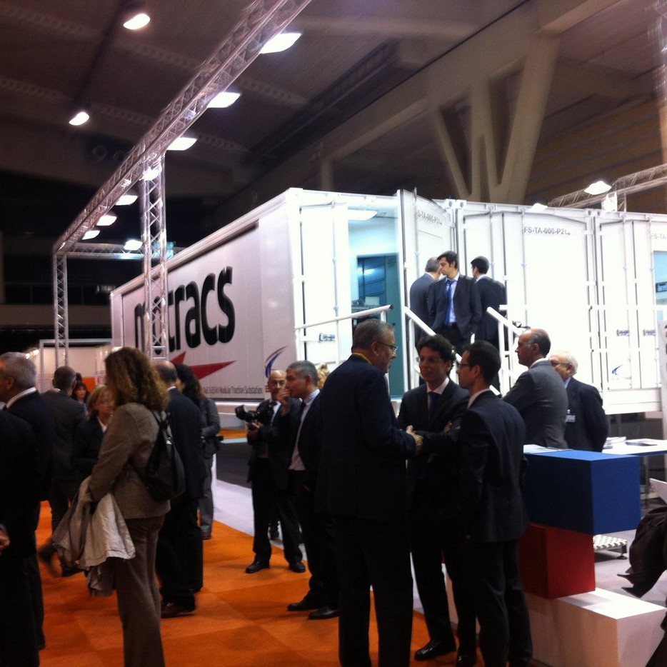 Panoramique de personnes devant le stand Motracs